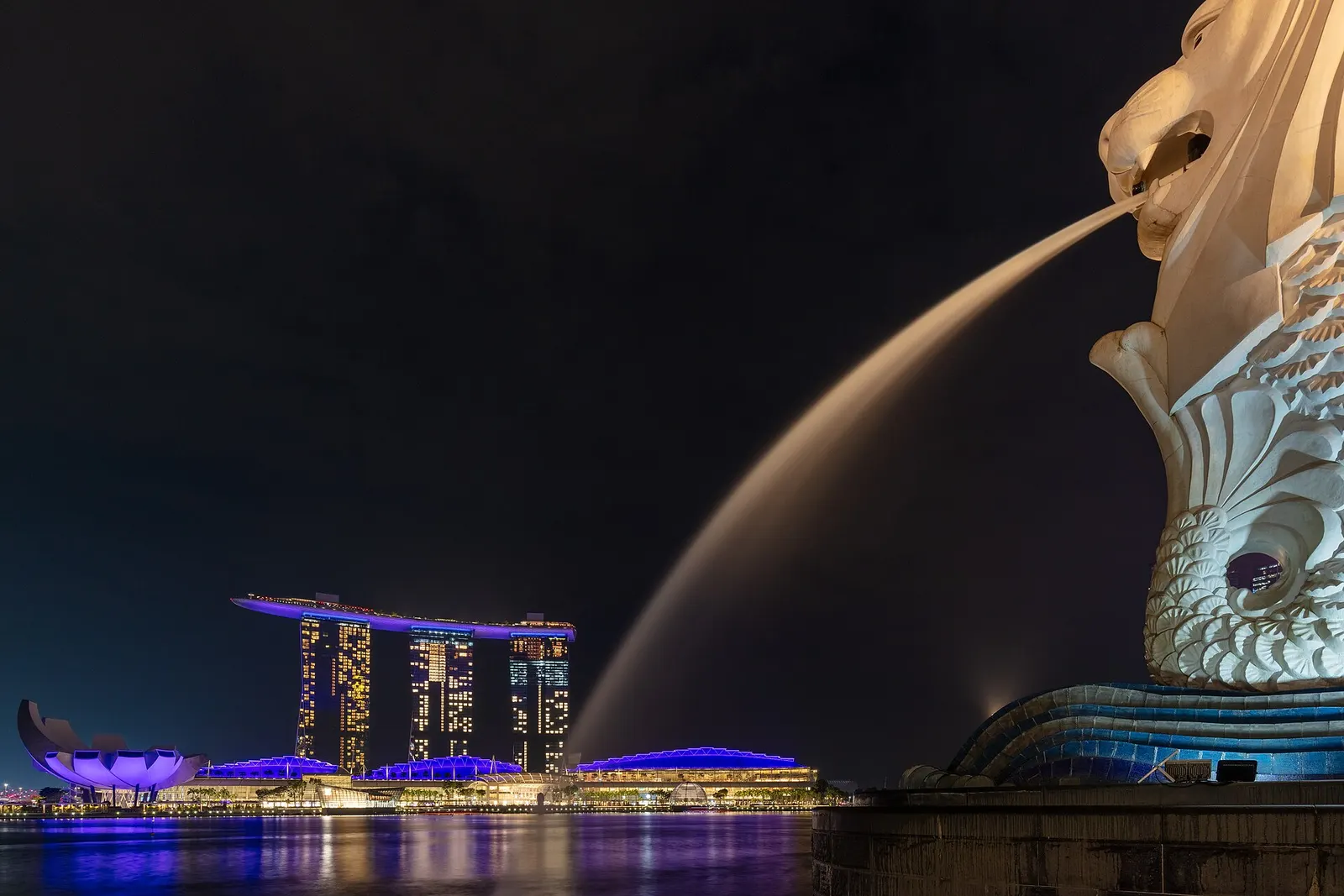 Marina Bay Sands and the Singapore skyline at dusk